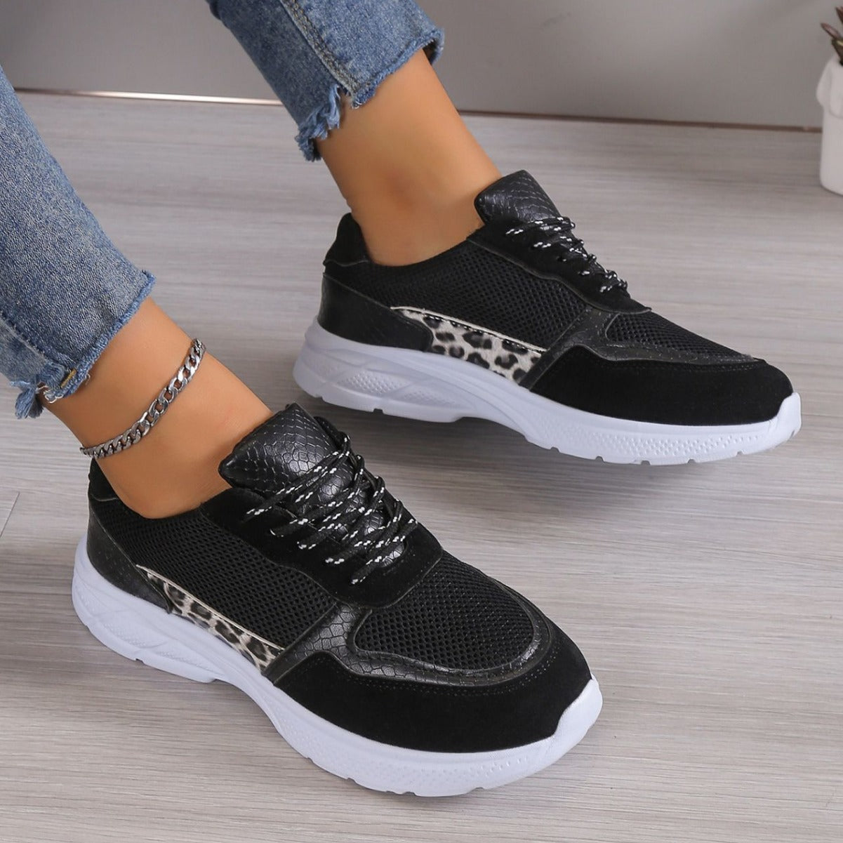 Women's Lace Up Sneakers Breathable Mesh Flat Shoes Fashion Casual Lightweight Running Sports Shoes