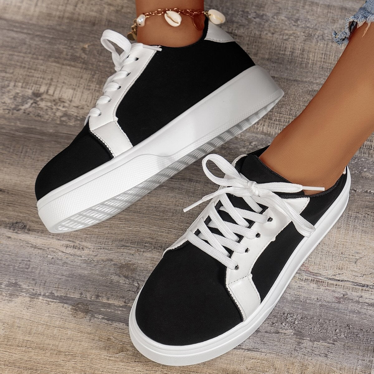 New Lace-up Flats Women Walking Sports Skateboard Shoes Retro Fashion Casual Sneakers